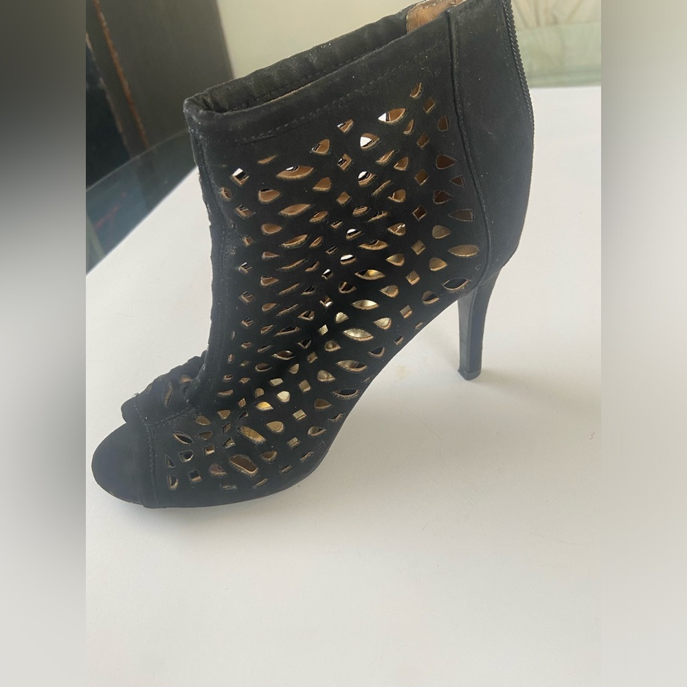 Beautiful black heel sandals. In great condition.